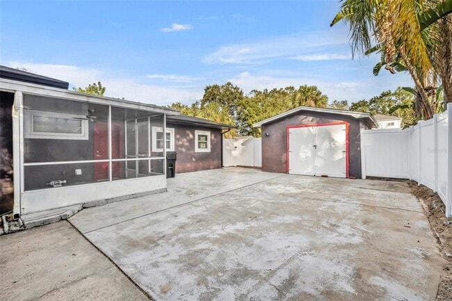 Building Photo - 1811 Park Lake St