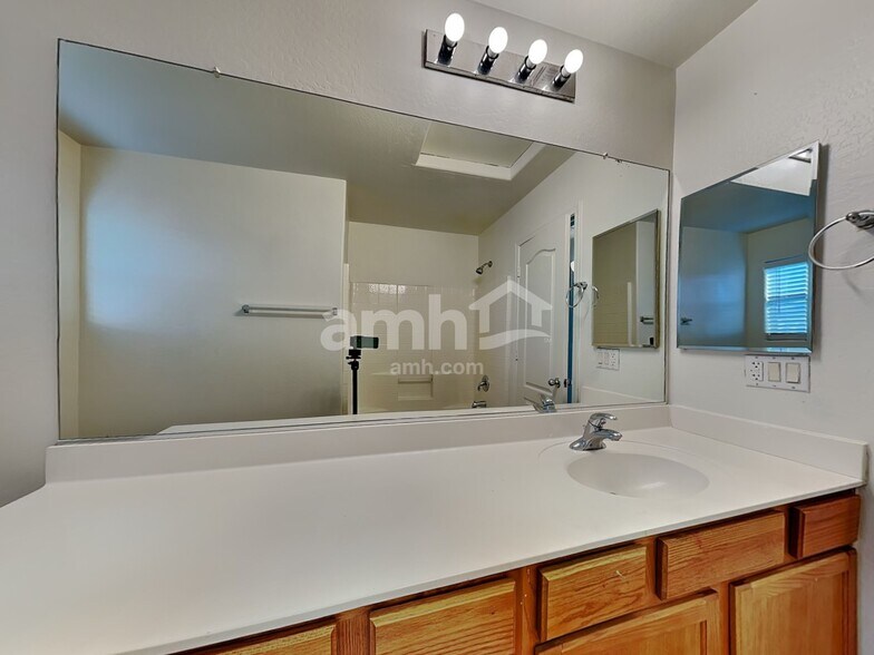 Building Photo - 6208 S 52nd Dr