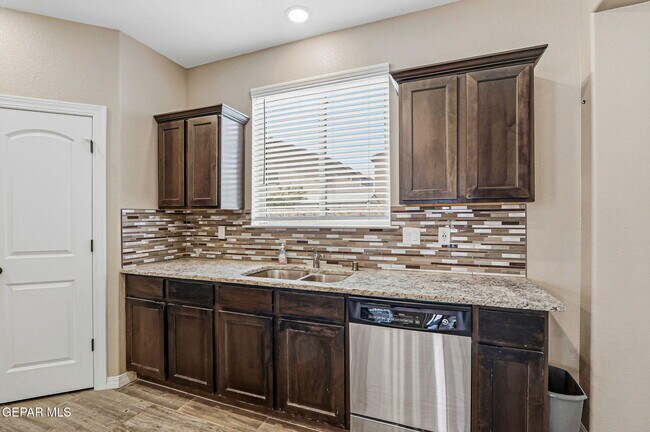 Building Photo - 1004 Wensley Pl