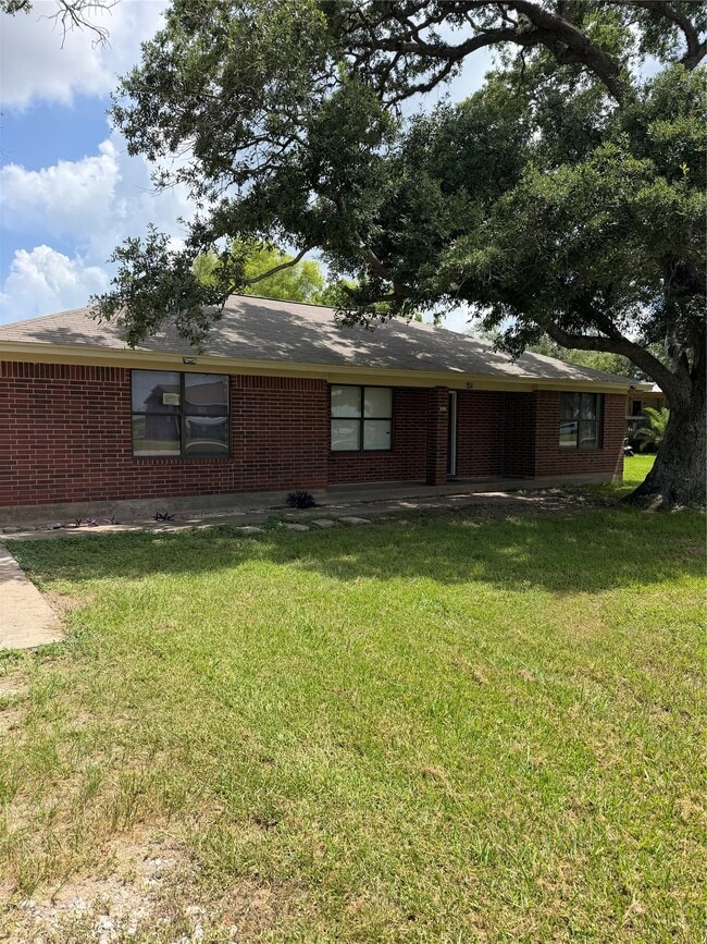 Building Photo - 151 Country Oaks St