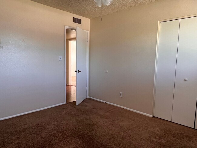 Building Photo - Tempe 4 Bed 2 Bath Includes Pool & Landscaping - Great Location