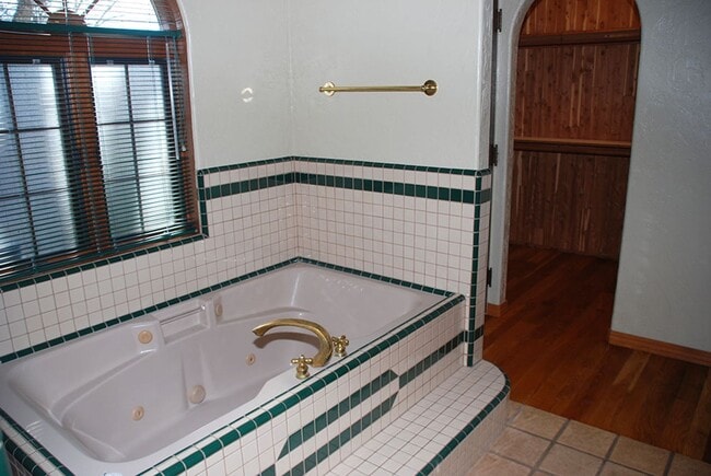 Building Photo - Newlands Manor 3 BR/2.5 Bath/2 Car Garage Custom Home