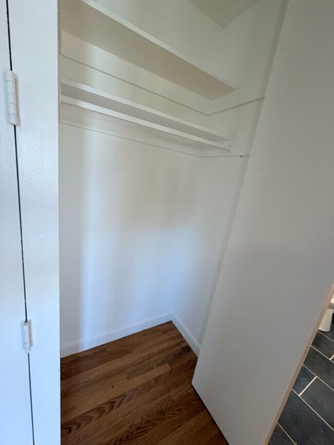 Building Photo - Belmont 1 Bed available 7/1