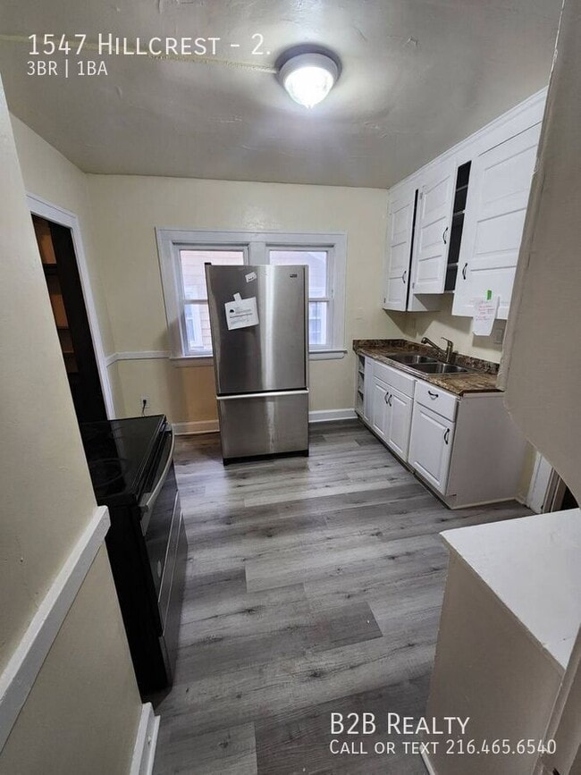 Building Photo - 1547 Hillcrest-2.