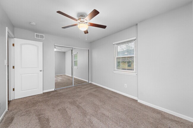 Building Photo - Kosobro