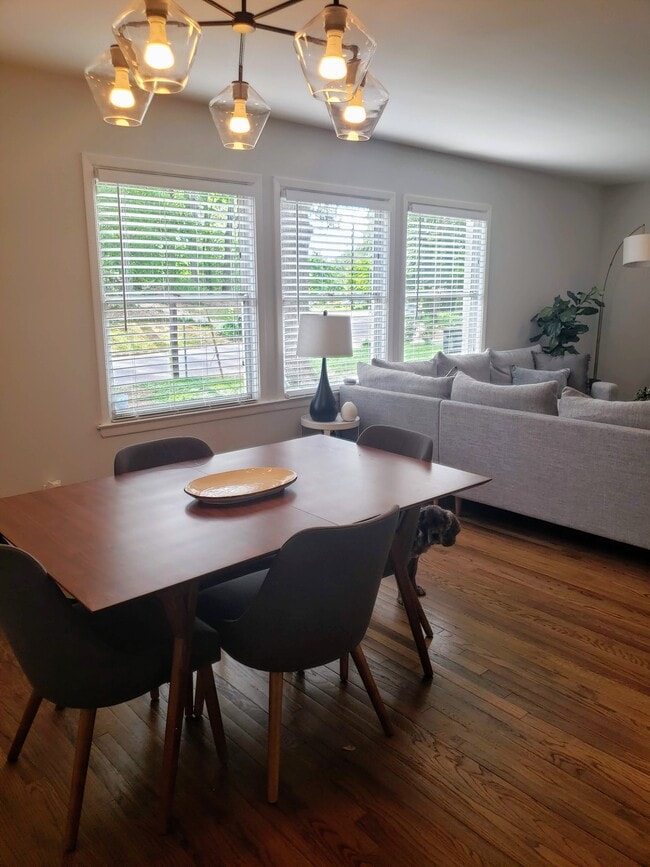 Building Photo - 1102 Greenbriar Cir