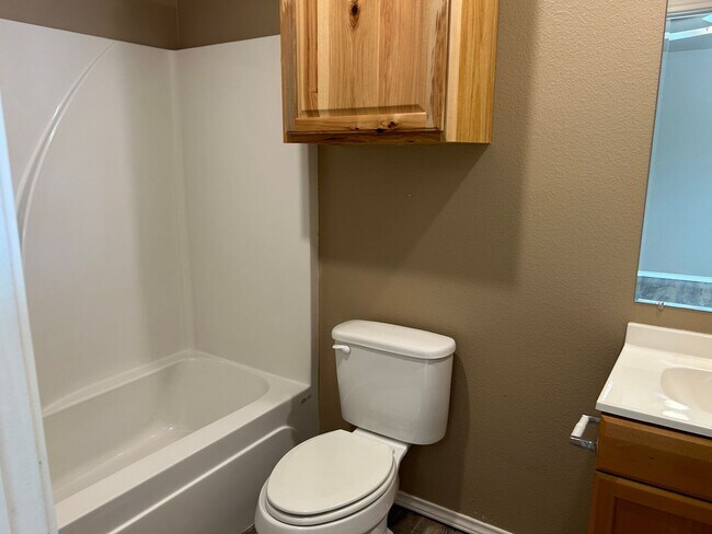Building Photo - Cute 3 Bedroom 2 Bath Home!