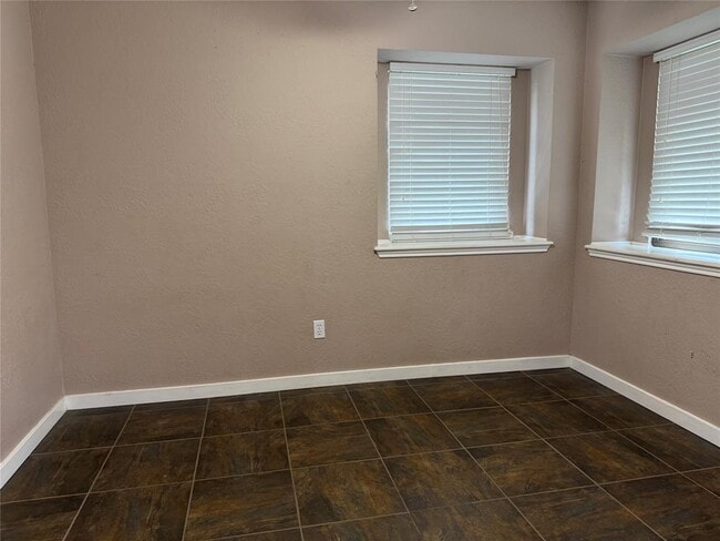 Building Photo - 702 Omega Cir