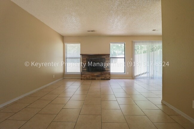 Building Photo - 4902 S Gum Ave
