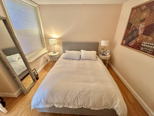 Building Photo - Dupont's Charming 1 Bedroom Condo W/D & Ro...