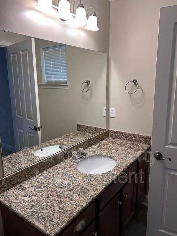 Building Photo - 204 Kelly Rd