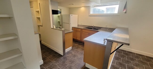 Building Photo - 303 Center St