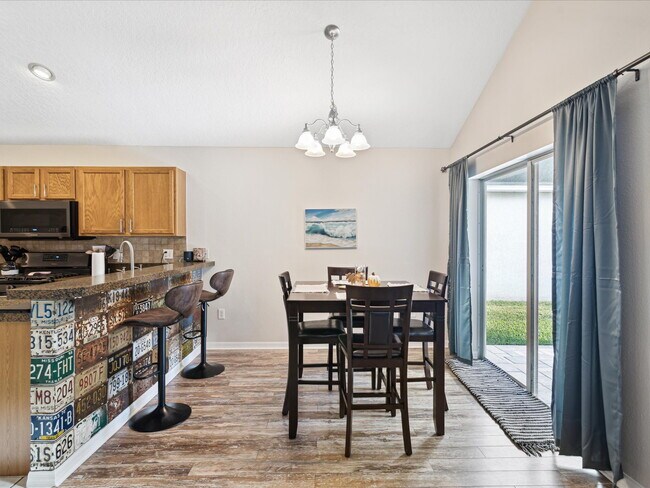 Building Photo - "Charming 3-Bed, 3-Bath Haven with 1810 Sq...