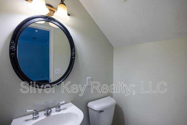 Building Photo - 1725 Brookwood Dr NE