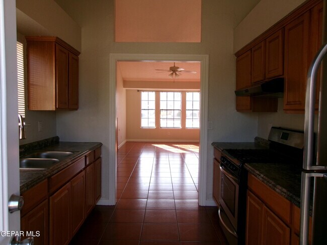 Building Photo - 733 Colchester Dr