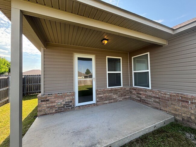 Building Photo - 3/2 in Hickory Creek!
