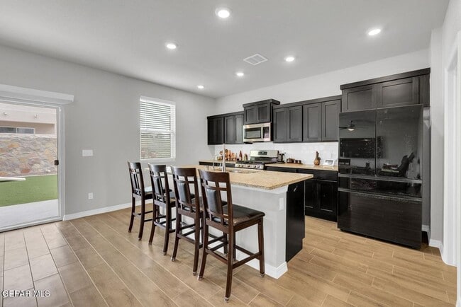 Building Photo - East El Paso 4 bed Refrig A/C