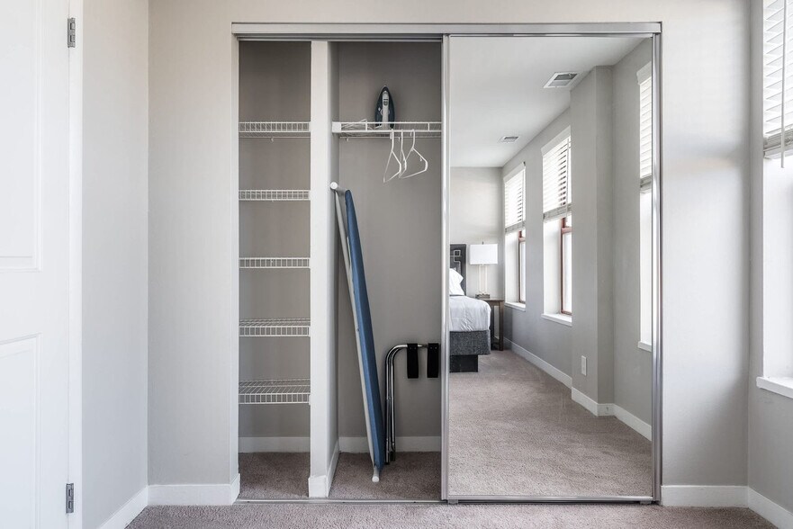 Building Photo - 615 N East St