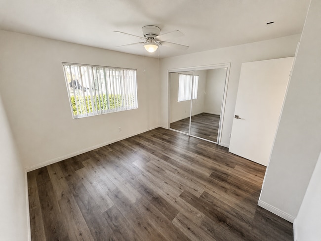 Building Photo - 211 E Santa Paula St