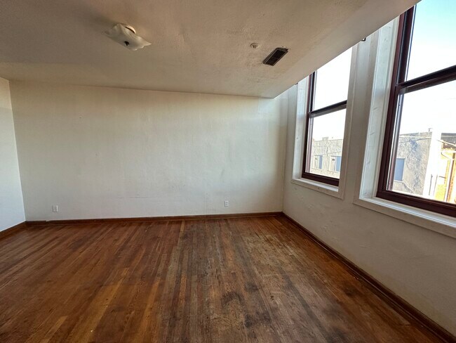 Building Photo - 112 W McPherson St