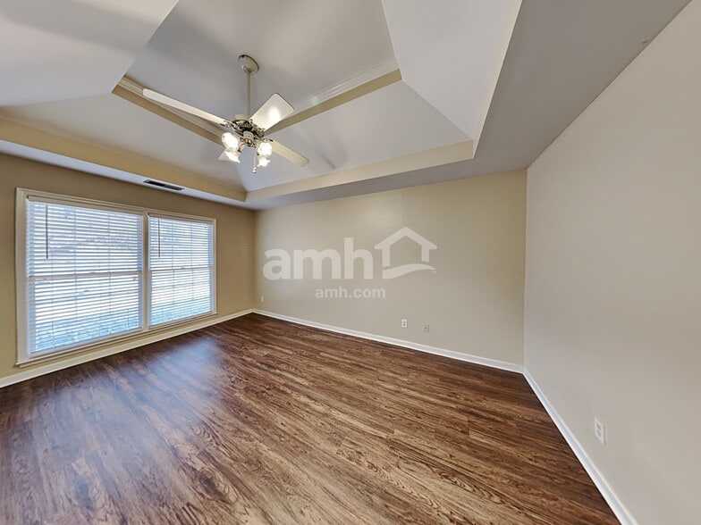 Building Photo - 201 Red Oak Ln