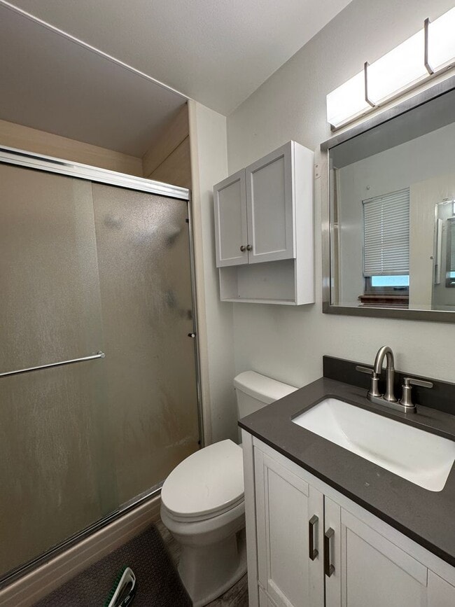 Building Photo - Great Tri-level home-Half of November Free!