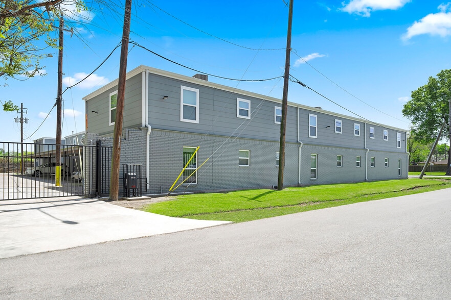 Building Photo - 6403 Sloan St