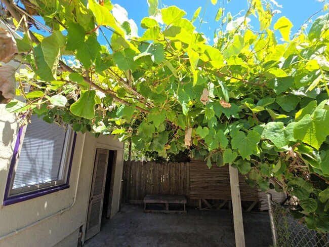 Building Photo - 4BD/2BA Eureka home close to schools, medical services