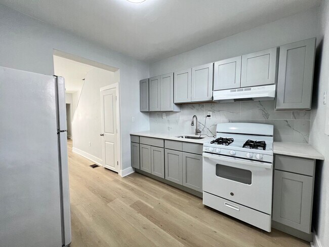 Building Photo - Remodeled 3bd/1 House with Rear yard!! SEC...