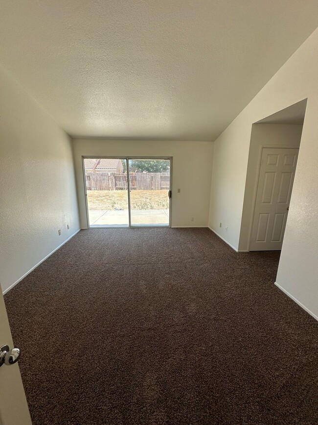 Building Photo - 3 BEDROOM HOME CLOSE TO MOJAVE RD. WEST OF...