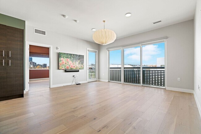 Building Photo - Beautiful 2 Bedroom 2 Bath Condo in the Heart of Rino District!
