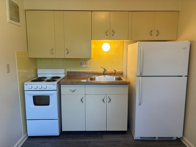 Building Photo - Forest Home 8 Unit