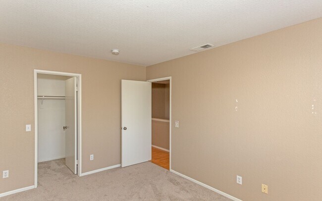 Building Photo - Large 4 Bedroom, 2.5 Bath Home with Large 3 Car Garage!!