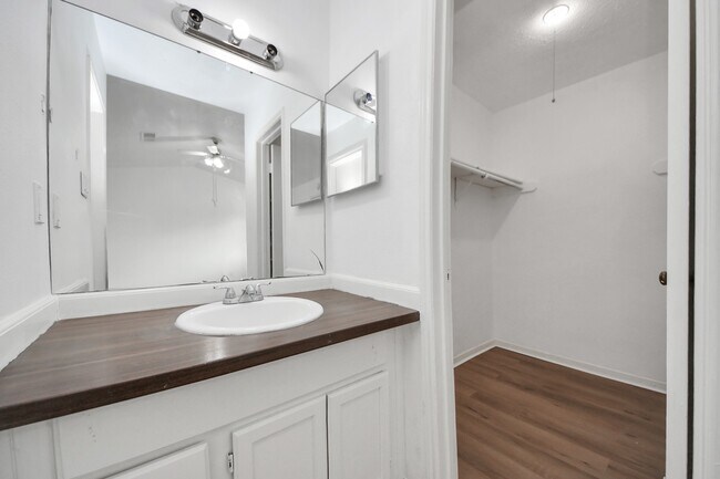 Building Photo - 12500 Brookglade Cir