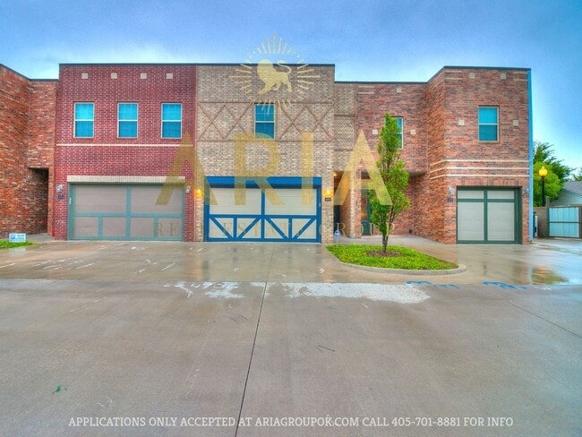 Building Photo - West Norman Urban Contemporary 3 Bed/2.5 Bath West Main Lofts Townhome Available Now!