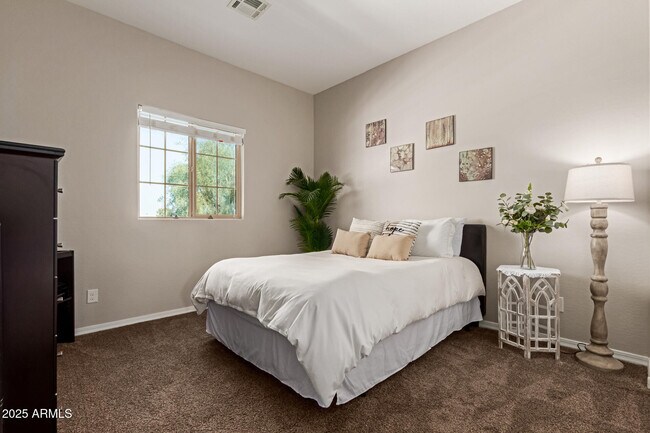 Building Photo - 1367 S Country Club Dr