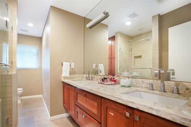 Building Photo - 5643 Terwilliger Way