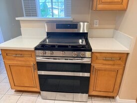 Building Photo - 1526 E Abila St