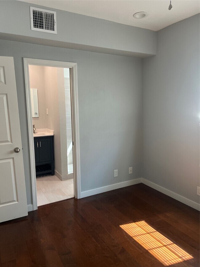 Primary Photo - 2812 Live Oak St