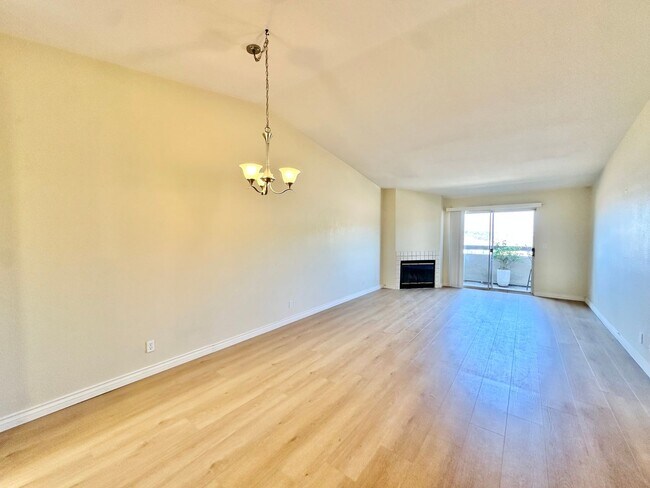 Building Photo - Stylish 2 Bedroom Condo in the Located in ...
