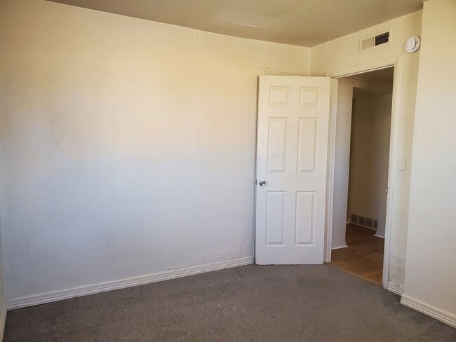 Building Photo - Spacious 2 Bedroom for Rent - LARGE YARD