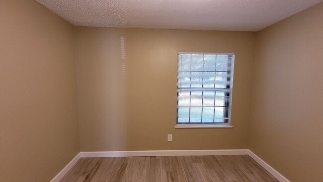 Building Photo - 2 bedroom 1 bath duplex available for rent!