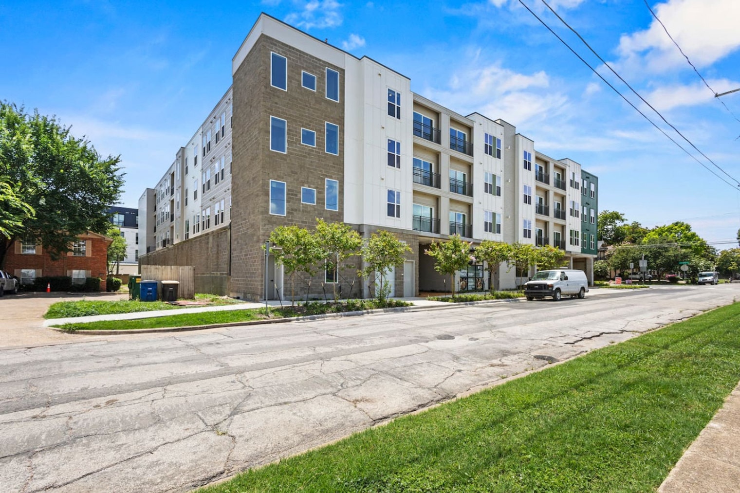 Building Photo - 596 W 9th St