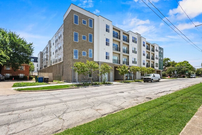 Building Photo - 596 W 9th St