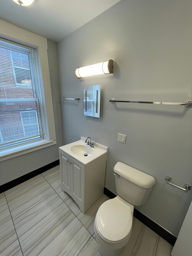 Building Photo - 4431 N Racine Ave