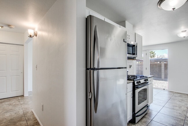 Building Photo - FOR RENT