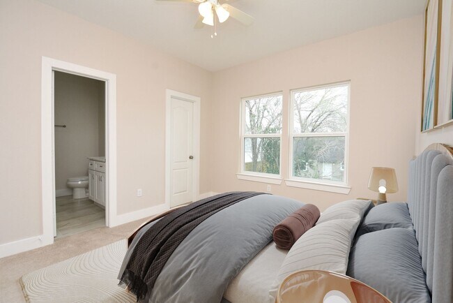 Building Photo - Fashionable Home Not Far From Downtown & M...