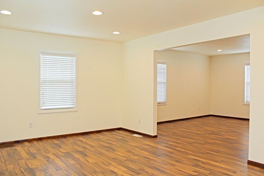 Building Photo - 9134 SE Ankeny St