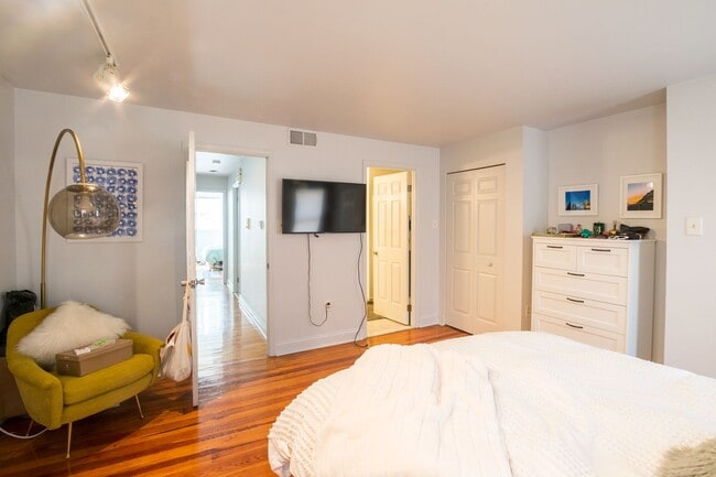 Building Photo - Large Center City Rittenhouse Four Bedroom Home