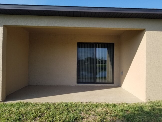 Building Photo - 3 Bedroom 2 Bath 1 Car Garage Waterfront D...